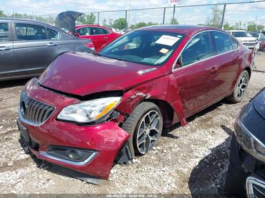 Vue de 2017 Buick Regal Turbo Sport Touring, angle 2
