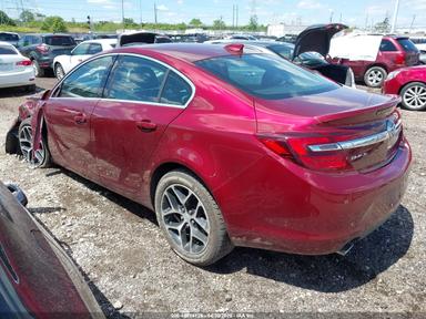 Vue de 2017 Buick Regal Turbo Sport Touring, angle 3