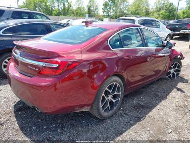 Vue de 2017 Buick Regal Turbo Sport Touring, angle 4