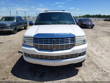 Vista de 2013 Lincoln Navigator, ángulo 12
