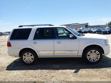 Vista de 2013 Lincoln Navigator, ángulo 13