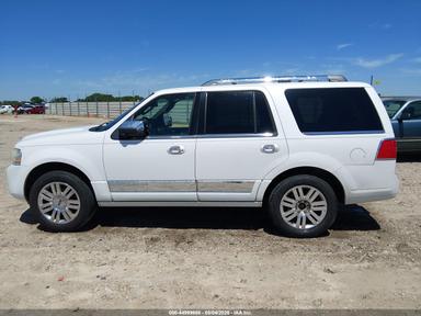 Vista de 2013 Lincoln Navigator, ángulo 14