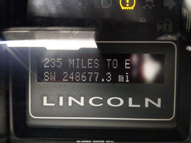 Vista de 2013 Lincoln Navigator, ángulo 15