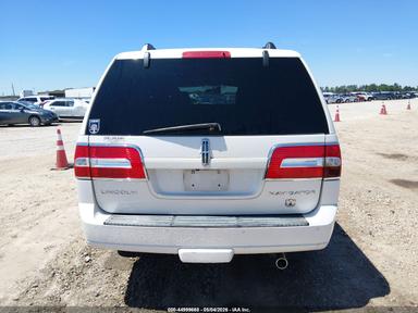 Vista de 2013 Lincoln Navigator, ángulo 16