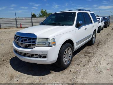 Vista de 2013 Lincoln Navigator, ángulo 2