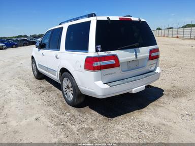 Vista de 2013 Lincoln Navigator, ángulo 3