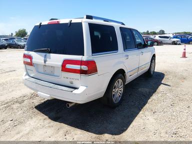 Vista de 2013 Lincoln Navigator, ángulo 4