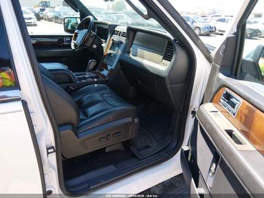 Vista de 2013 Lincoln Navigator, ángulo 5