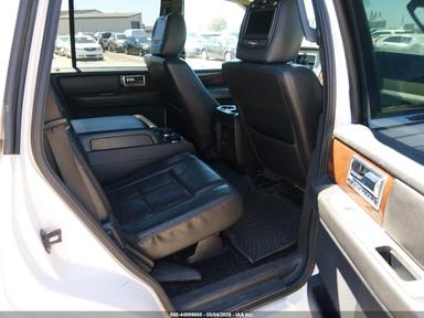 Vista de 2013 Lincoln Navigator, ángulo 8