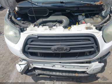 Vista de 2016 Ford Transit-150 SRW Low Roof Van, ángulo 10