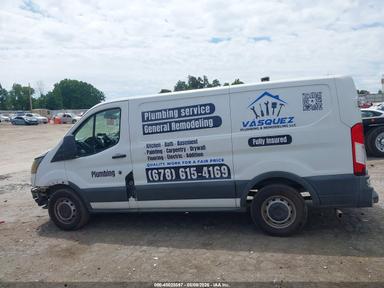 Vista de 2016 Ford Transit-150 SRW Low Roof Van, ángulo 15
