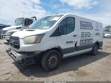 Vista de 2016 Ford Transit-150 SRW Low Roof Van, ángulo 2