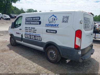 Vista de 2016 Ford Transit-150 SRW Low Roof Van, ángulo 3