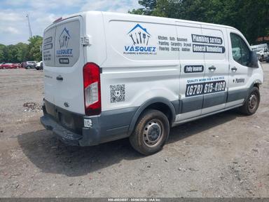 Vista de 2016 Ford Transit-150 SRW Low Roof Van, ángulo 4