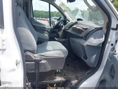 Vista de 2016 Ford Transit-150 SRW Low Roof Van, ángulo 5