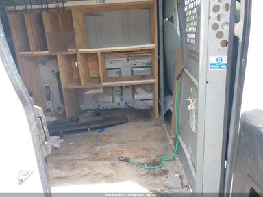 Vista de 2016 Ford Transit-150 SRW Low Roof Van, ángulo 8