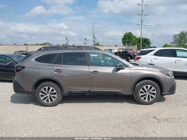 Vue de 2021 Subaru Outback Premium, angle 13