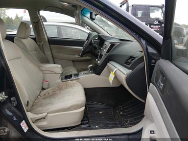 Vue de 2012 Subaru Outback 2.5I, angle 5