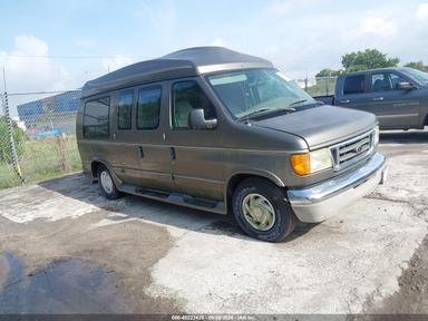 Vista de 2003 Ford E-150 Recreational, ángulo 1
