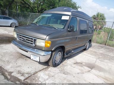 Vista de 2003 Ford E-150 Recreational, ángulo 2