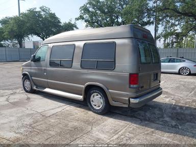 Vista de 2003 Ford E-150 Recreational, ángulo 3