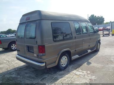 Vista de 2003 Ford E-150 Recreational, ángulo 4