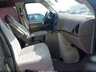 Vista de 2003 Ford E-150 Recreational, ángulo 5