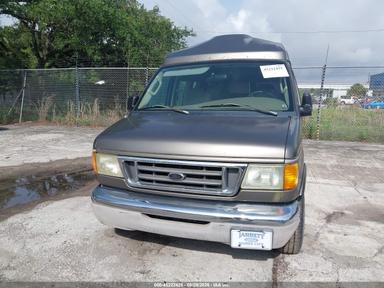 Vista de 2003 Ford E-150 Recreational, ángulo 6