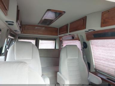 Vista de 2003 Ford E-150 Recreational, ángulo 8