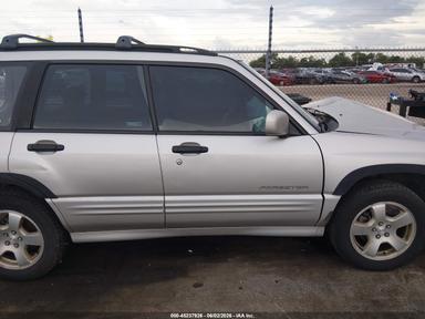 Vista de 2001 Subaru Forester S, ángulo 14