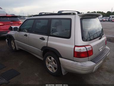 Vista de 2001 Subaru Forester S, ángulo 15