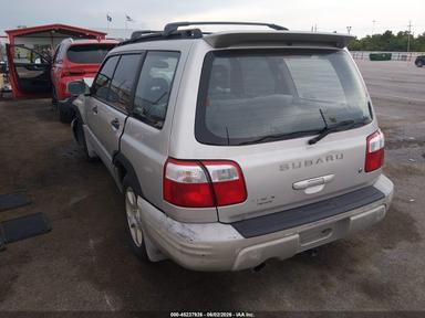Vista de 2001 Subaru Forester S, ángulo 3