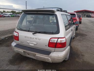 Vista de 2001 Subaru Forester S, ángulo 4