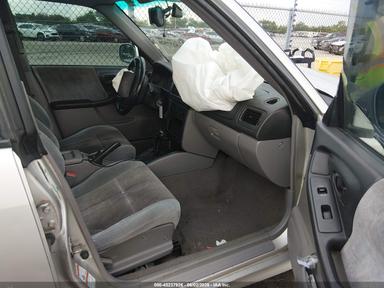 Vista de 2001 Subaru Forester S, ángulo 5