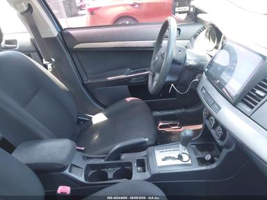 Vista de 2015 Mitsubishi Lancer Es, ángulo 5