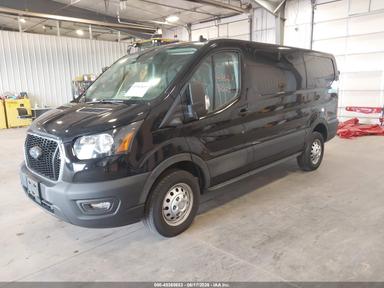 منظر 2022 Ford Transit-150، زاوية 2