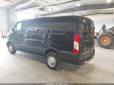 منظر 2022 Ford Transit-150، زاوية 3