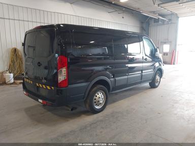منظر 2022 Ford Transit-150، زاوية 4