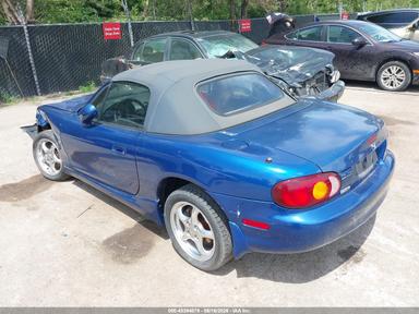 Vue de 1999 Mazda Mx-5 Miata Leather Pkg/Popular Equipment Pkg/Sports Pkg/Touring Pkg, angle 3