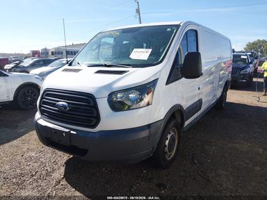 منظر 2015 Ford Transit-150 SRW Low Roof Van، زاوية 2