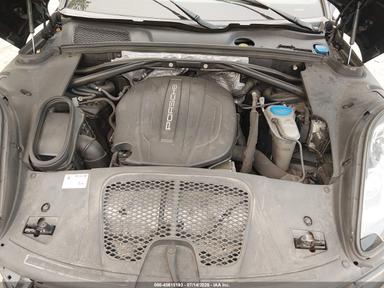 Vista de 2017 Porsche Macan, ángulo 10
