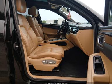 Vista de 2017 Porsche Macan, ángulo 5