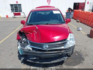 Vista de 2011 Nissan Versa 1.8S, ángulo 12