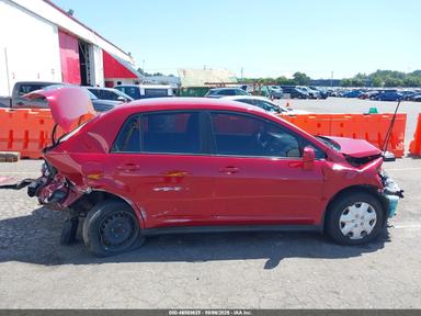 Vista de 2011 Nissan Versa 1.8S, ángulo 13