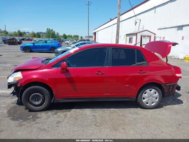 Vista de 2011 Nissan Versa 1.8S, ángulo 14