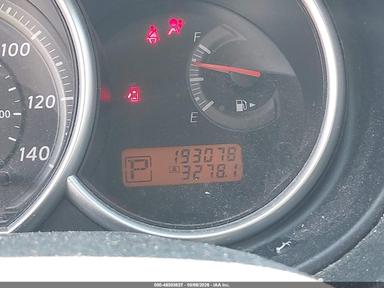 Vista de 2011 Nissan Versa 1.8S, ángulo 15