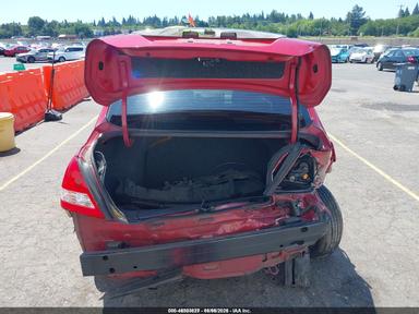 Vista de 2011 Nissan Versa 1.8S, ángulo 16