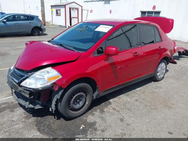 Vista de 2011 Nissan Versa 1.8S, ángulo 2