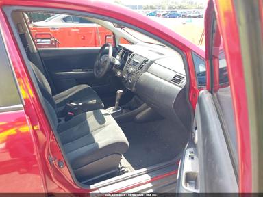 Vista de 2011 Nissan Versa 1.8S, ángulo 5