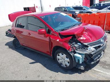Vista de 2011 Nissan Versa 1.8S, ángulo 6